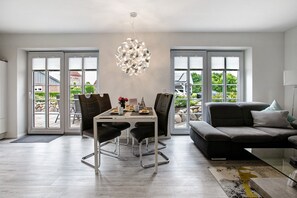 TV, fireplace, DVD player - Apartment 'Käptn's Suite' with Private Garden and Wi-Fi (Klanxbüll)