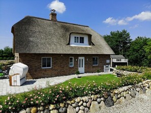 Exterior - Apartment 'Käptn's Suite' with Private Garden and Wi-Fi (Klanxbüll)