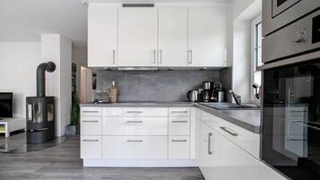 Kühlschrank, Mikrowelle, Ofen, Herdplatte