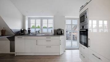 Een koelkast, een magnetron, een oven, een kookplaat