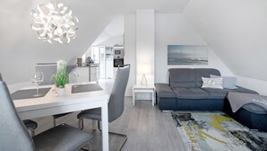 Un appartement moderne de style « loft » comprenant un coin repas, une cuisine et un espace de vie.