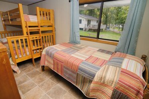 3 bedrooms, WiFi, bed sheets - Anchor's Away, a 3BR, 2BR, accessible cabin with jacuzzi tub and lake views (Richmond)