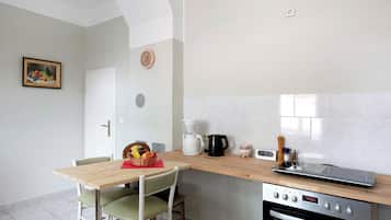 Fridge, oven, stovetop, coffee/tea maker