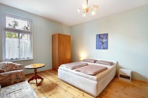 1 bedroom, free WiFi, bed sheets - Apartment 'Haus Meistereck Melzow' with Shared Garden and Wi-Fi (Oberuckersee)