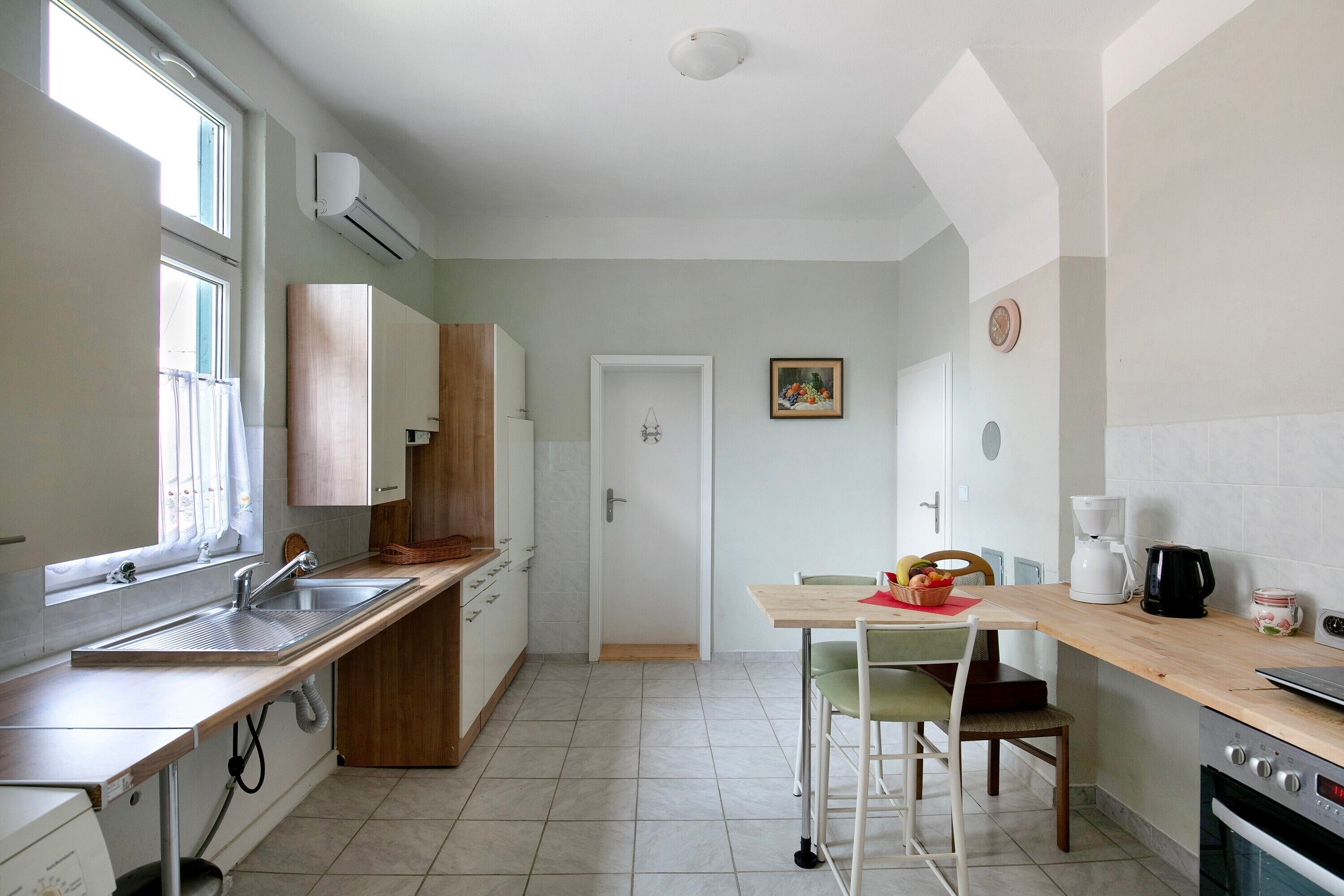 冷蔵庫、オ ーブン、コンロ、コーヒー / ティーメーカー