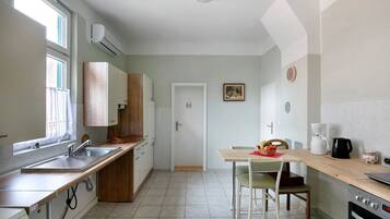 Kylskåp, ugn, spishäll och kaffe- och tebryggare