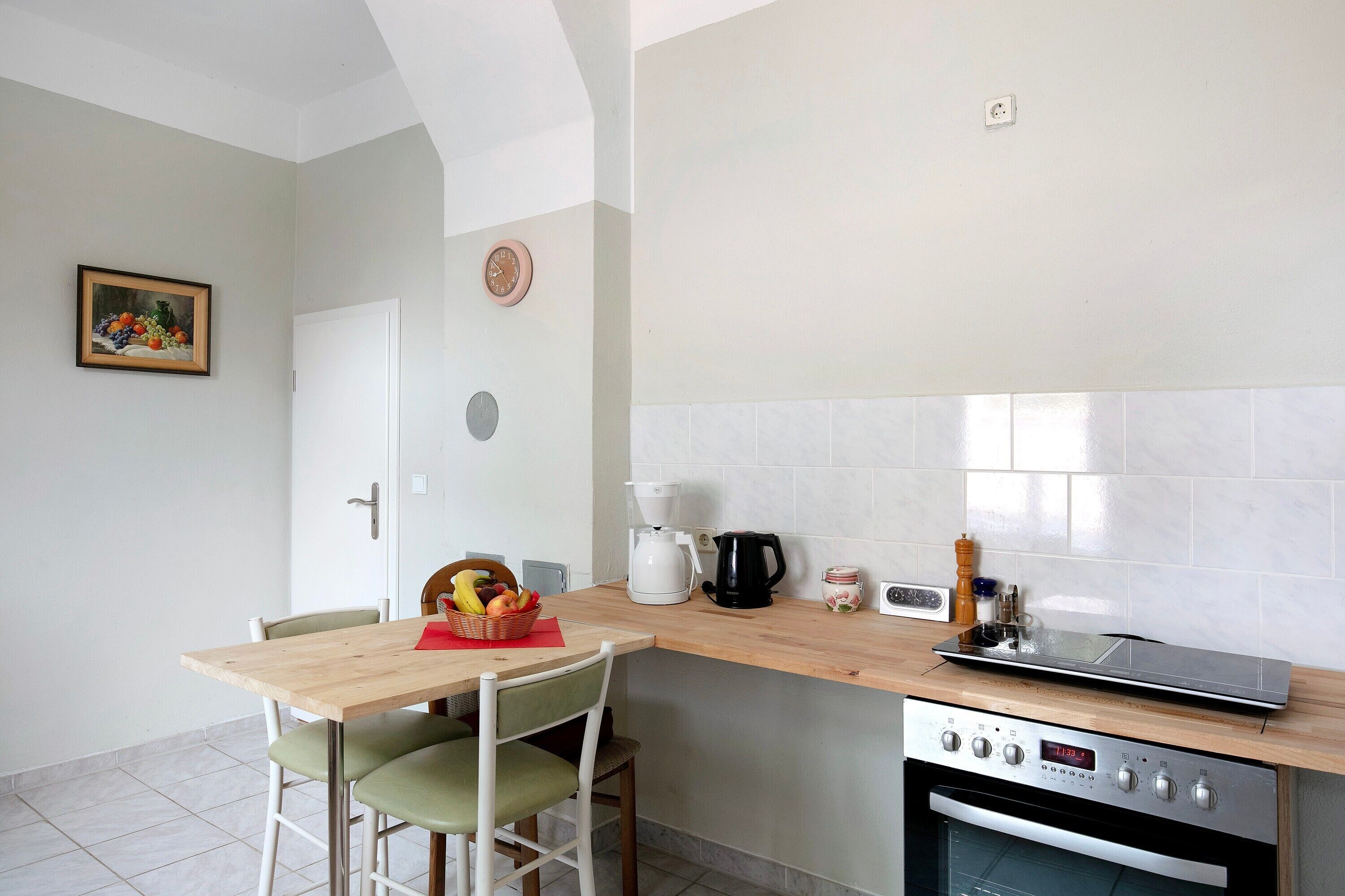 Een koelkast, een oven, een kookplaat, een koffiezetapparaat/waterkoker