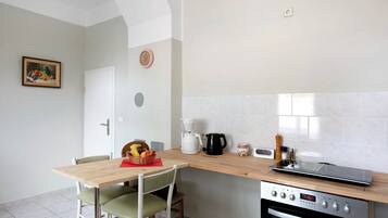 Een koelkast, een oven, een kookplaat, een koffiezetapparaat/waterkoker