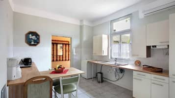 Refrigerador, horno, parrilla de estufa y cafetera y tetera