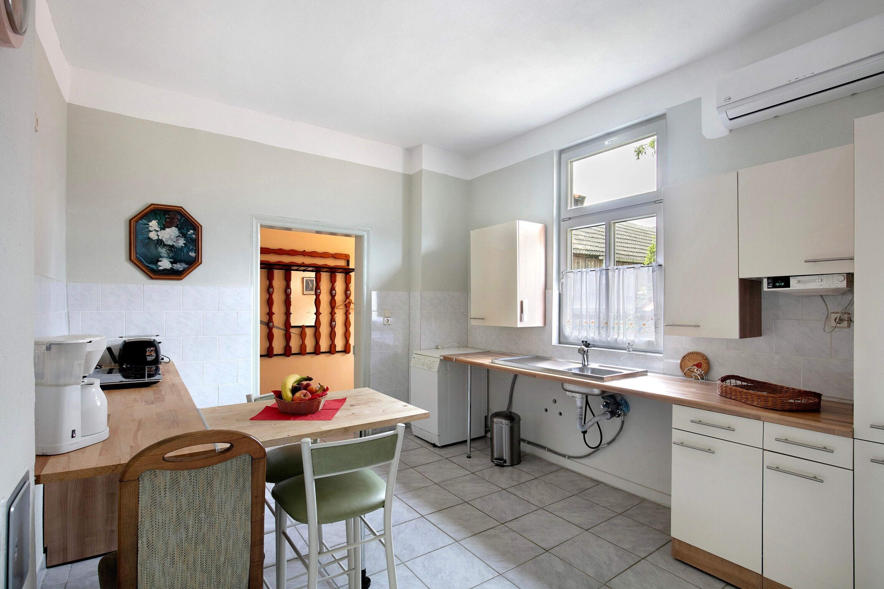 Kühlschrank, Ofen, Herdplatte, Wasserkocher mit Kaffee-/Teezubehör