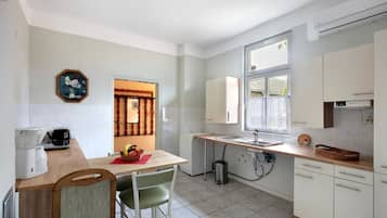 Kühlschrank, Ofen, Herdplatte, Wasserkocher mit Kaffee-/Teezubehör