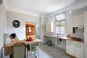 Frigorifero, forno, piano cottura, macchina per tè/caffè