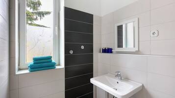 Douche, serviettes fournies