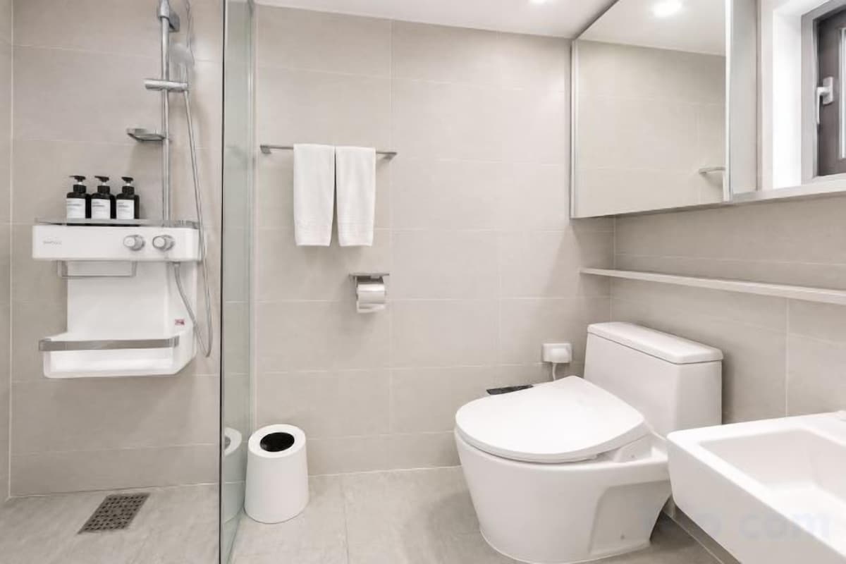 Bathroom | Shower, hair dryer, towels, shampoo