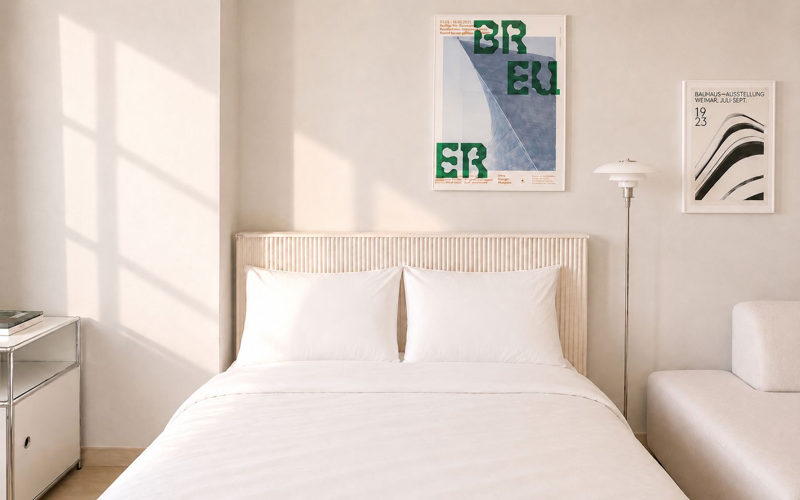 Une chambre à coucher au style minimaliste, avec un lit, des tables de chevet et des œuvres d’art murales.
