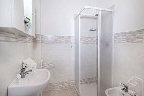 Dusche, Haartrockner, Bidet, Handtücher