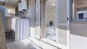 A modern bathroom with a shower, a toilet, and a sink. - Trilo Vista Mare-residence La Smeralda (Castelsardo)
