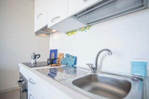 Jääkaappi, mikroaaltouuni, uuni, liesi