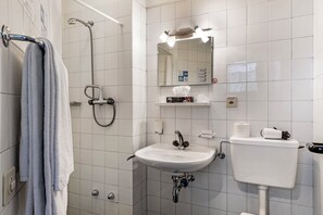 Standard Studio (Chiasso Apartments 204) | Bathroom | Shower, hair dryer, towels, soap - Chiasso Apartments (Chiasso)