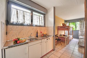 스탠다드 스튜디오 (Chiasso Apartments 203) | 전용 주방 | 냉장고, 오븐, 쿡탑, 조리 도구/접시/주방 기구