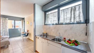Fridge, oven, stovetop, cookware/dishes/utensils