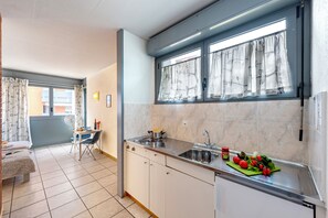 Fridge, oven, stovetop, cookware/dishes/utensils - Chiasso Apartments (Chiasso)