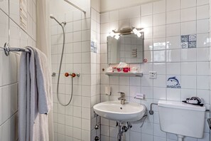 Douche, sèche-cheveux, serviettes fournies, savon