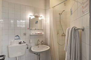 Standard-Studio (Chiasso Apartments 203) | Badezimmer | Dusche, Haartrockner, Handtücher, Seife