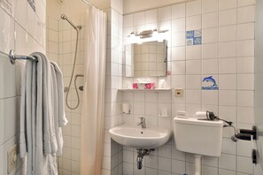 Shower, hair dryer, towels, soap - Chiasso Apartments 103 (Chiasso)