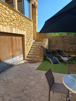 Outdoor dining - In the heart of the Périgord Noir in DAGLAN la MAION welcomes you (Daglan)