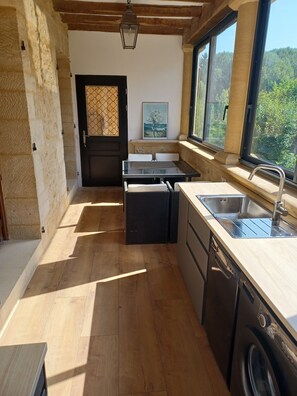 Frigorífico, microondas, horno y placa de cocina