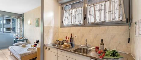 Standard Studio (Chiasso Apartments 204) | Private kitchen | Fridge, stovetop, cookware/dishes/utensils, freezer