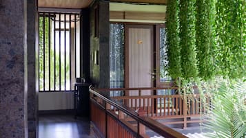 办公桌、笔记本电脑工作区、免费 WiFi