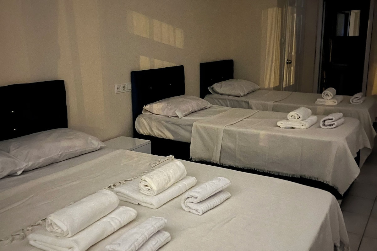 Habitación triple clásica | Sábanas italianas Frette y ropa de cama de alta calidad