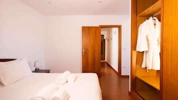 2 bedrooms, iron/ironing board, Internet, bed sheets