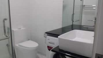 Een douche, een haardroger, een bidet, handdoeken