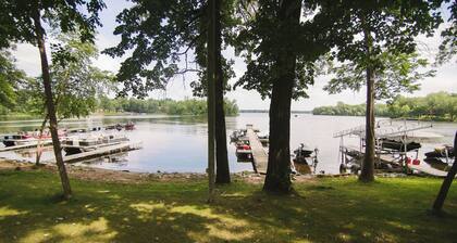 Northern Lights, a 3BR lakefront cabin on the Horseshoe Chain of Lakes