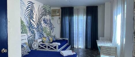 Una habitación con una cama, una mesa y una silla.