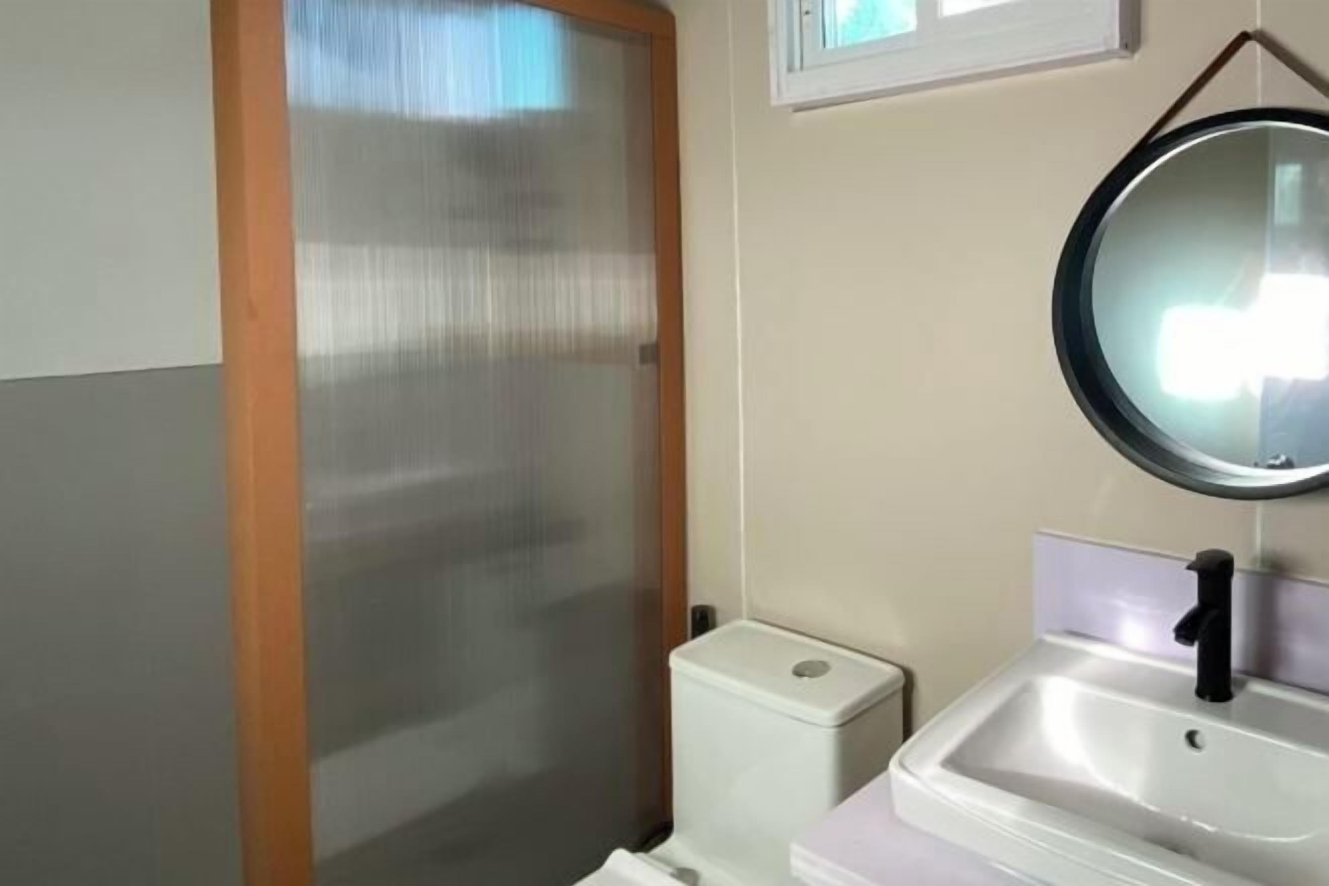 Bad | Dusj, bidé, håndklær og toalettpapir