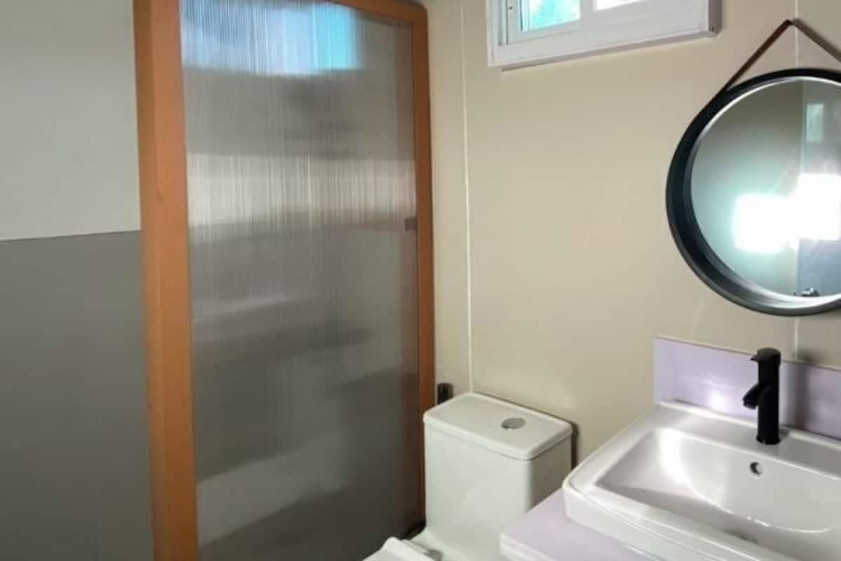 Bad | Dusj, bidé, håndklær og toalettpapir