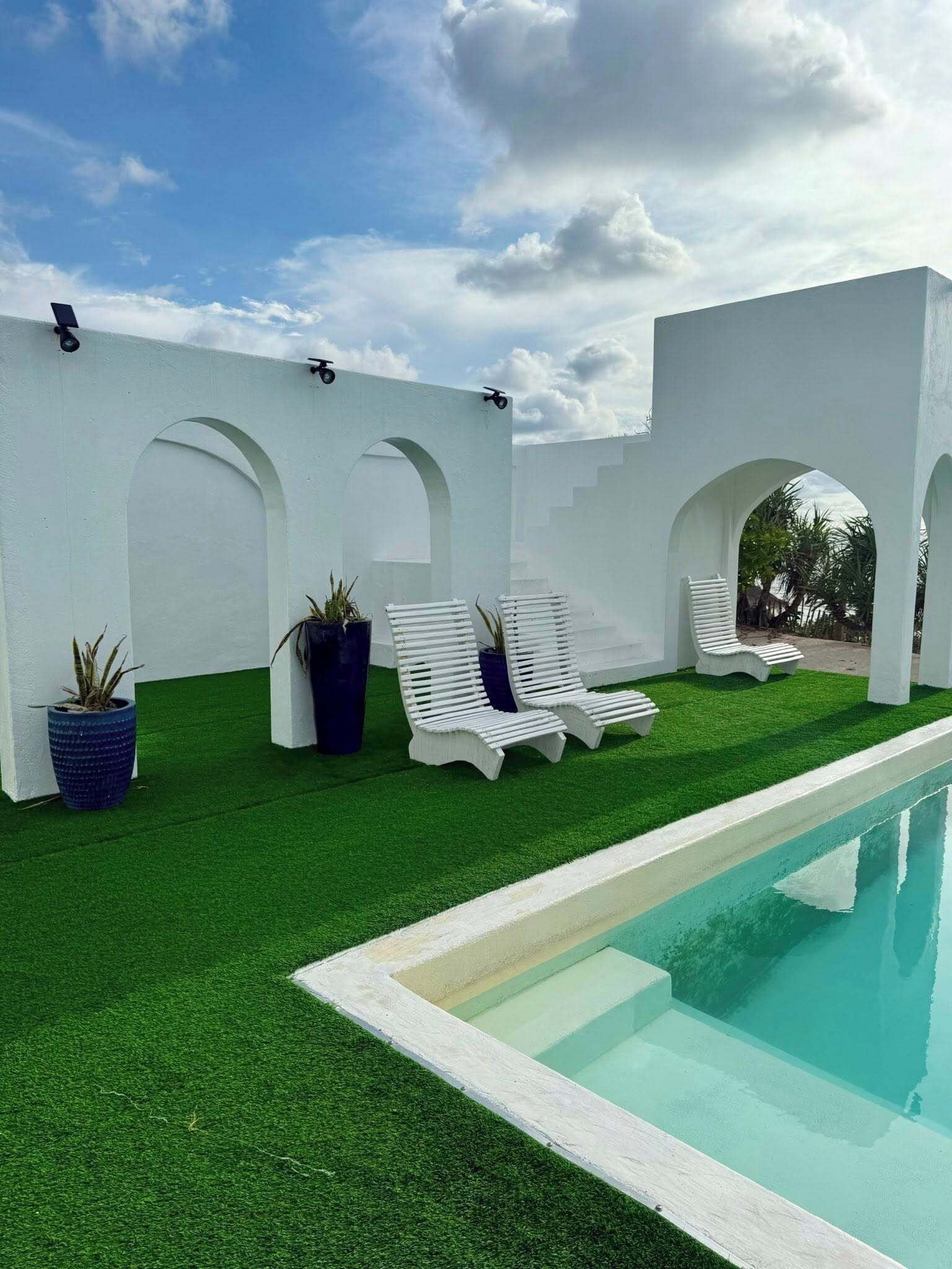 Una piscina al aire libre de temporada