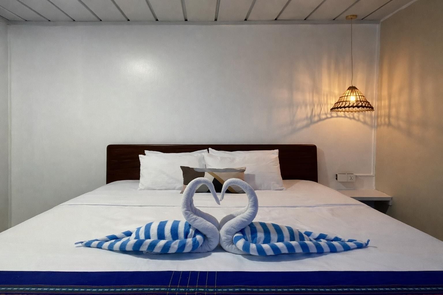 Minibar, escritorio, wifi gratis y ropa de cama 