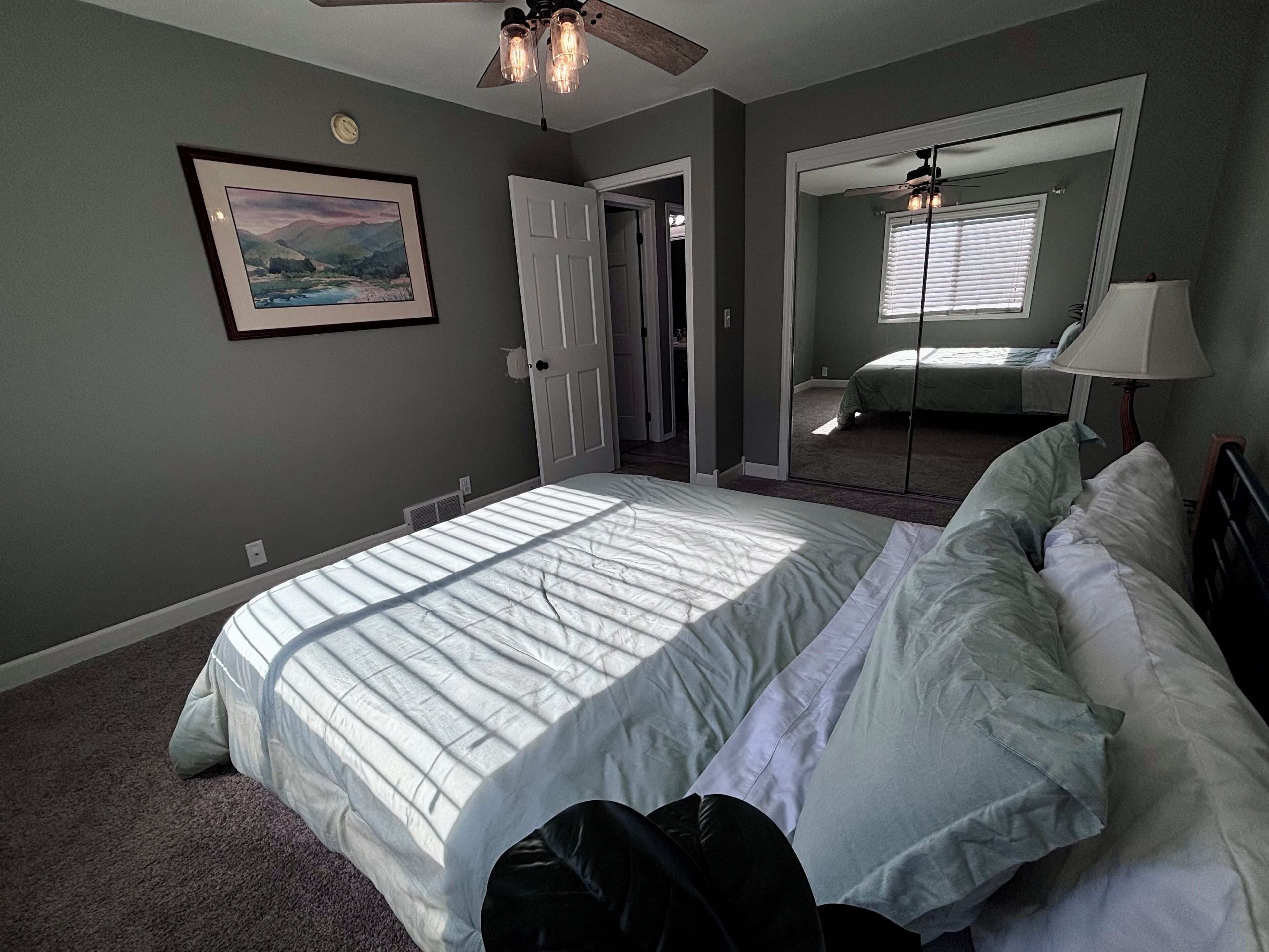 3 slaapkamers, een strijkplank/strijkijzer, reisbedje, gratis wifi