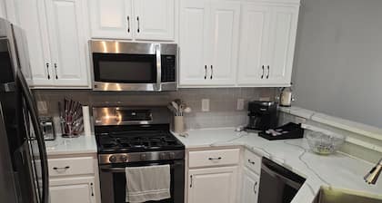 3-BR vacation home w/ large entertaining areas: Sleeps 11, 5 miles to Falls Park