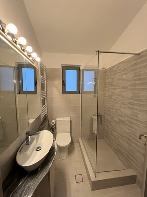 Luxus-Stadtwohnung, 2 Schlafzimmer, Küche, Poolseite | Badezimmer | Kostenlose Toilettenartikel