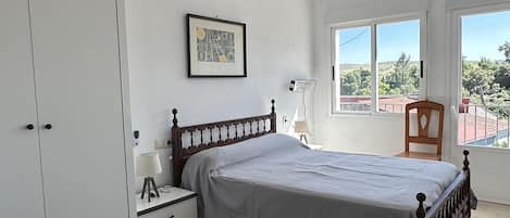 4 makuuhuonetta, silitysrauta/-lauta, internet, vuodevaatteet