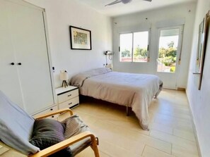 4 bedrooms, iron/ironing board, Internet, bed sheets