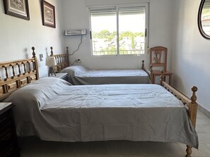 4 bedrooms, iron/ironing board, Internet, bed sheets