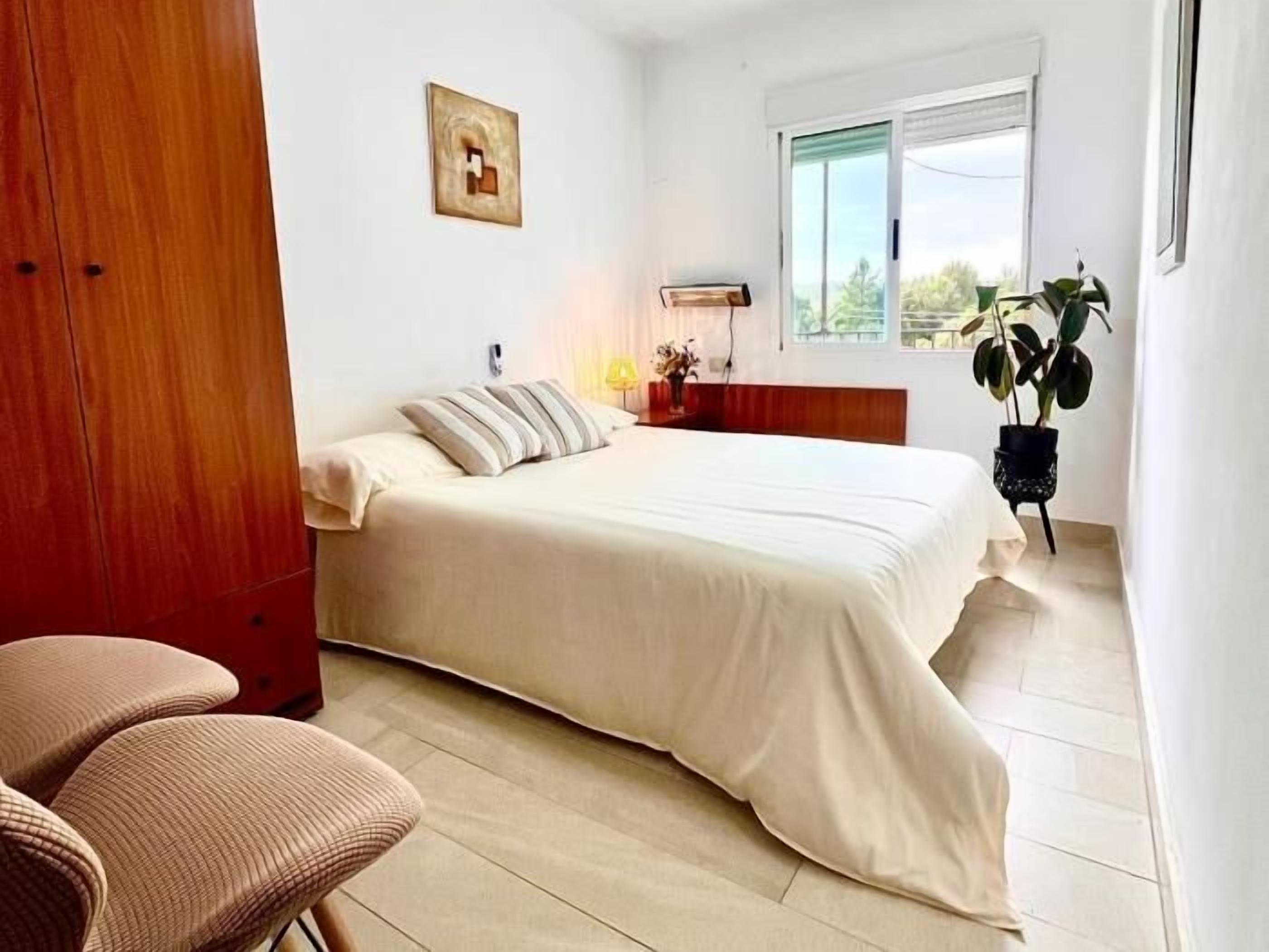 4 slaapkamers, een strijkplank/strijkijzer, internet, beddengoed