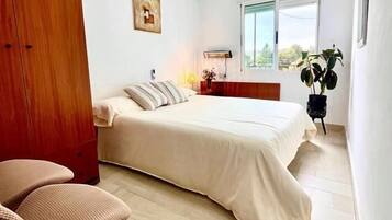 4 slaapkamers, een strijkplank/strijkijzer, internet, beddengoed